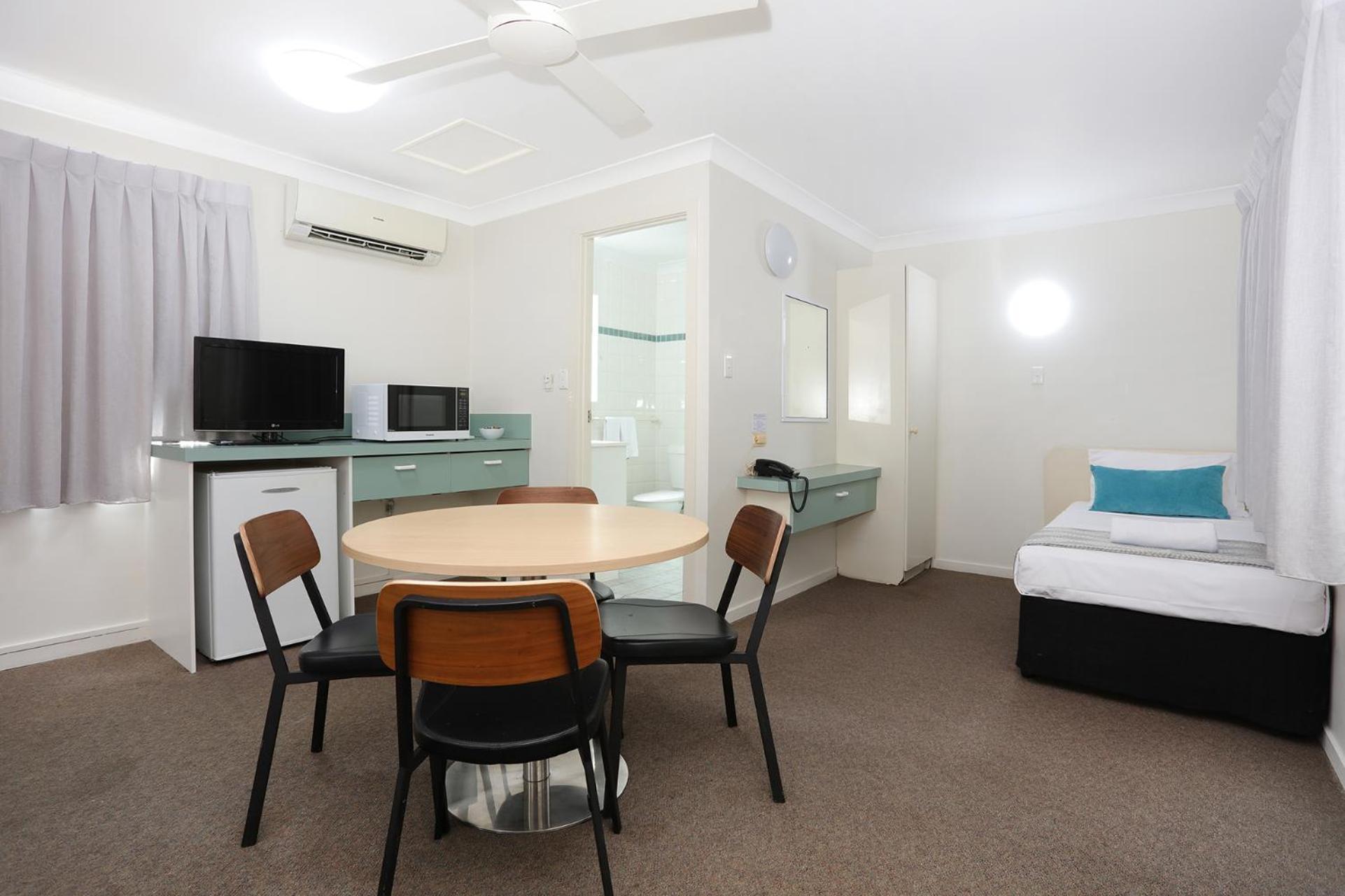 Southport Motel & Apartments Gold Coast Room photo
